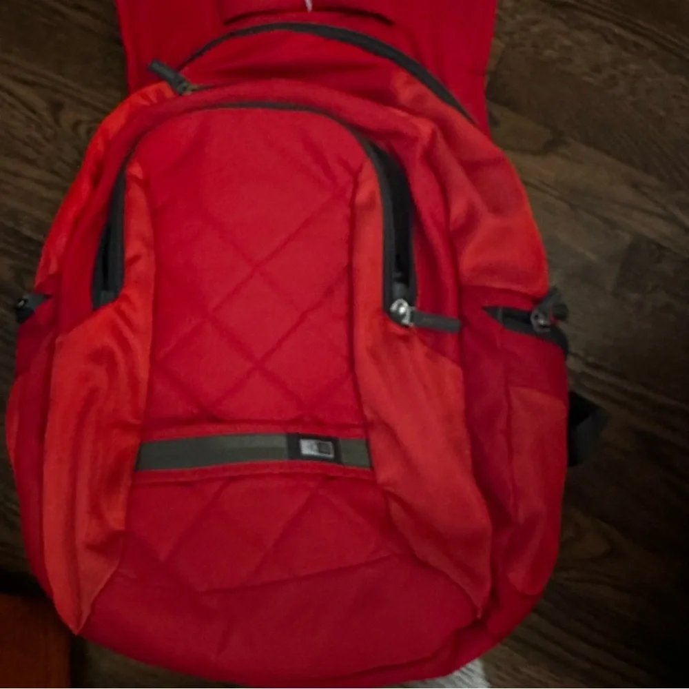 Case Logic Red 16" Laptop Backpack NWOT New Without Tags - Picture 7 of 8